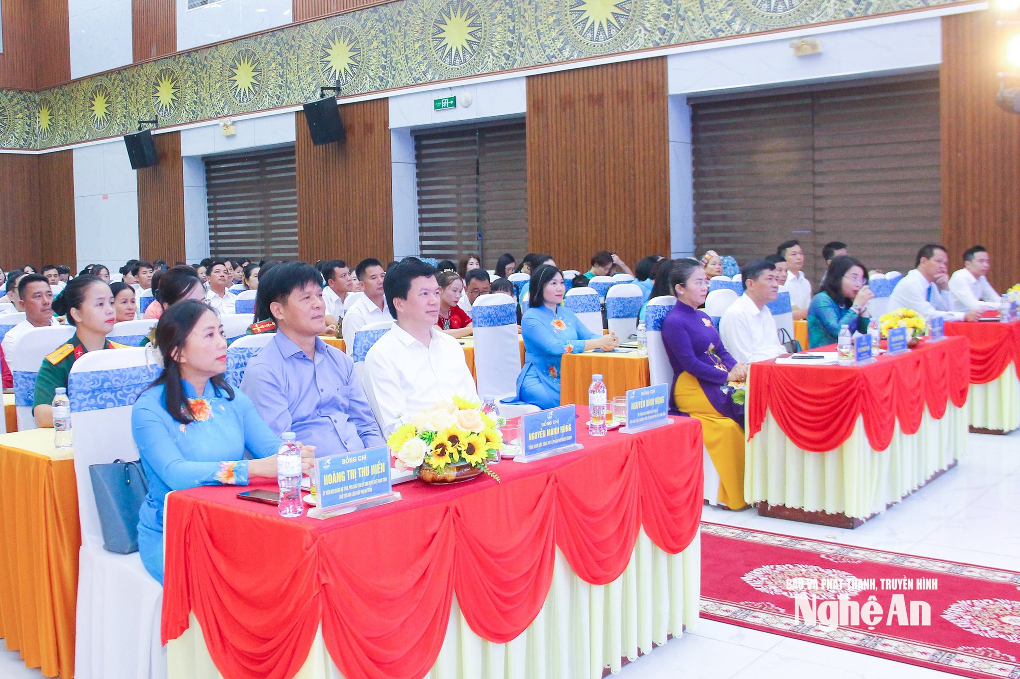 Nghệ An tôn vinh 50 gia đình tiêu biểu, lan tỏa giá trị yêu thương và trách nhiệm- Ảnh 2. Nghệ An tôn vinh 50 gia đình tiêu biểu, lan tỏa giá trị yêu thương và trách nhiệm- Ảnh 2.