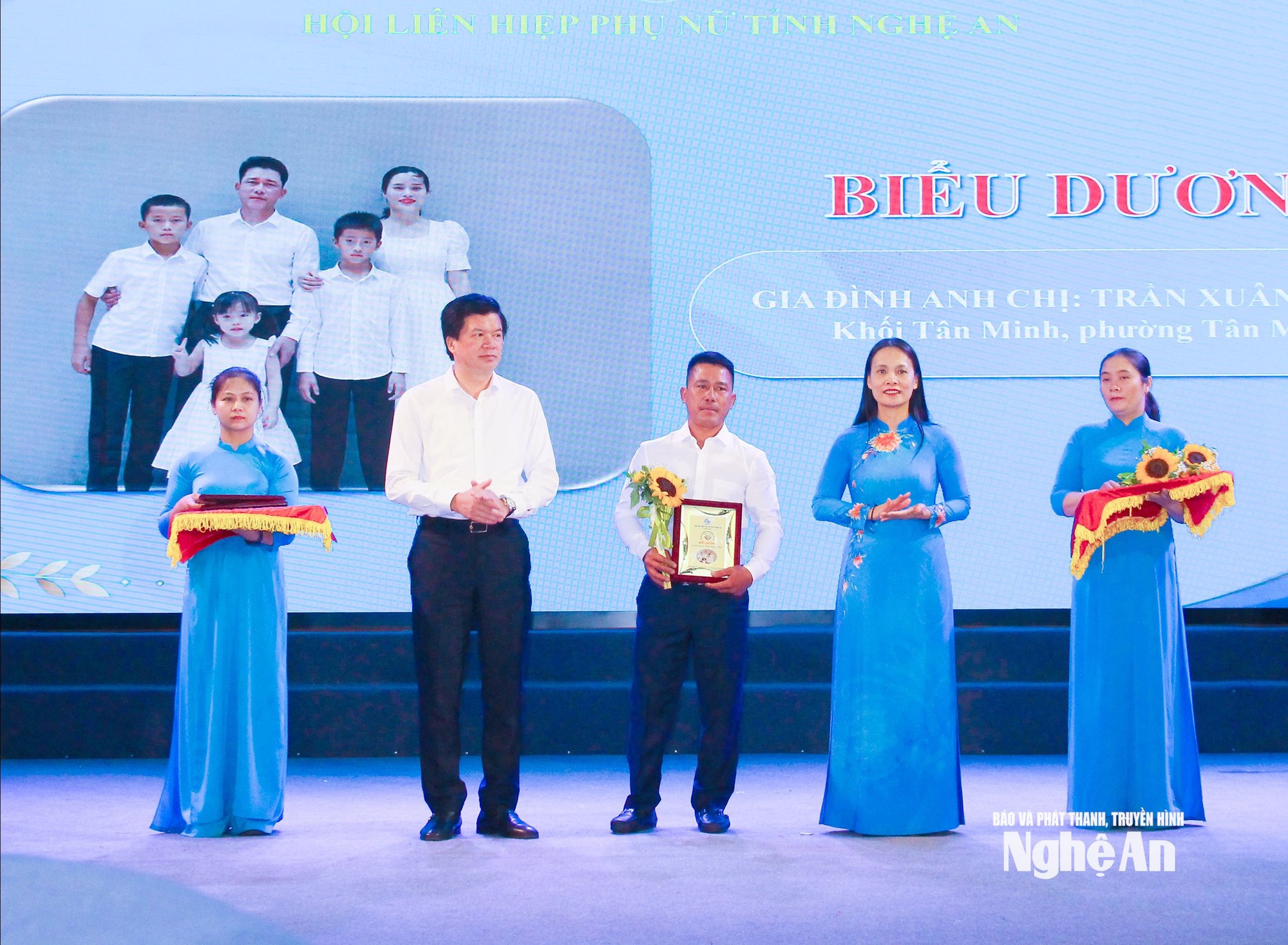 Nghệ An tôn vinh 50 gia đình tiêu biểu, lan tỏa giá trị yêu thương và trách nhiệm- Ảnh 8. Nghệ An tôn vinh 50 gia đình tiêu biểu, lan tỏa giá trị yêu thương và trách nhiệm- Ảnh 8.
