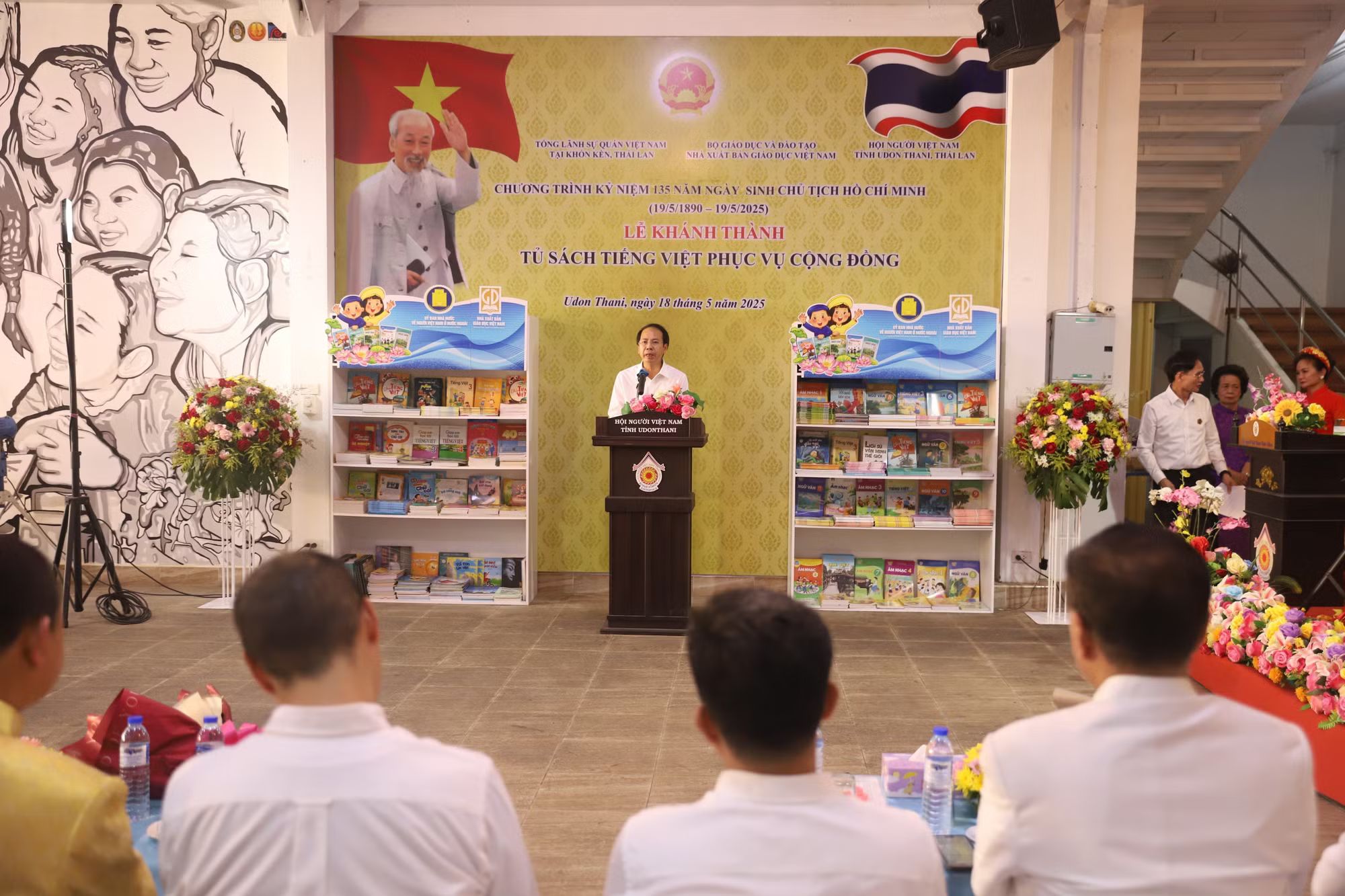 Vietnamese-language bookshelves: a bridge to preserving the mother tongue for overseas Vietnamese communities - Ảnh 1.