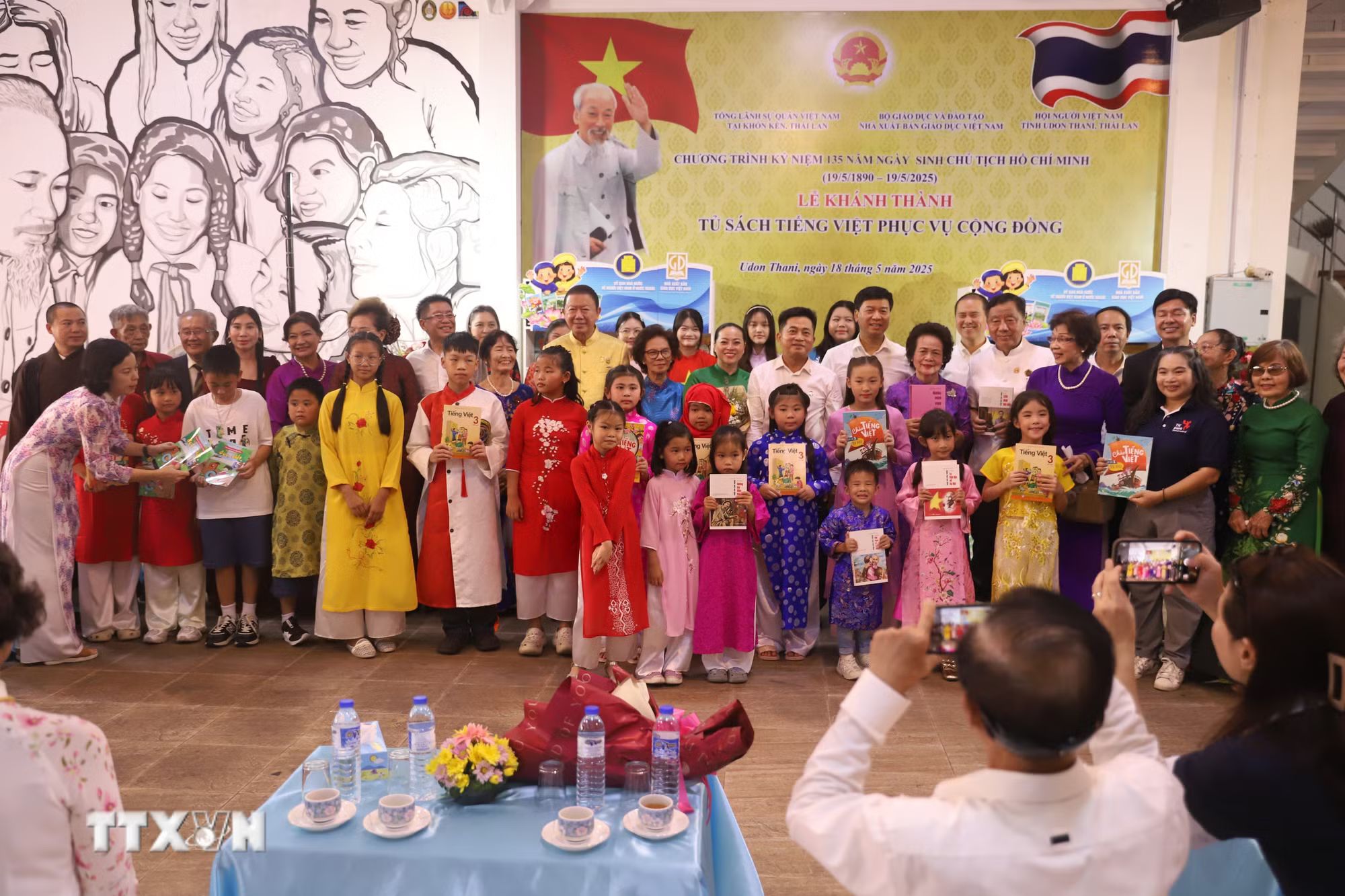 Vietnamese-language bookshelves: a bridge to preserving the mother tongue for overseas Vietnamese communities - Ảnh 2.