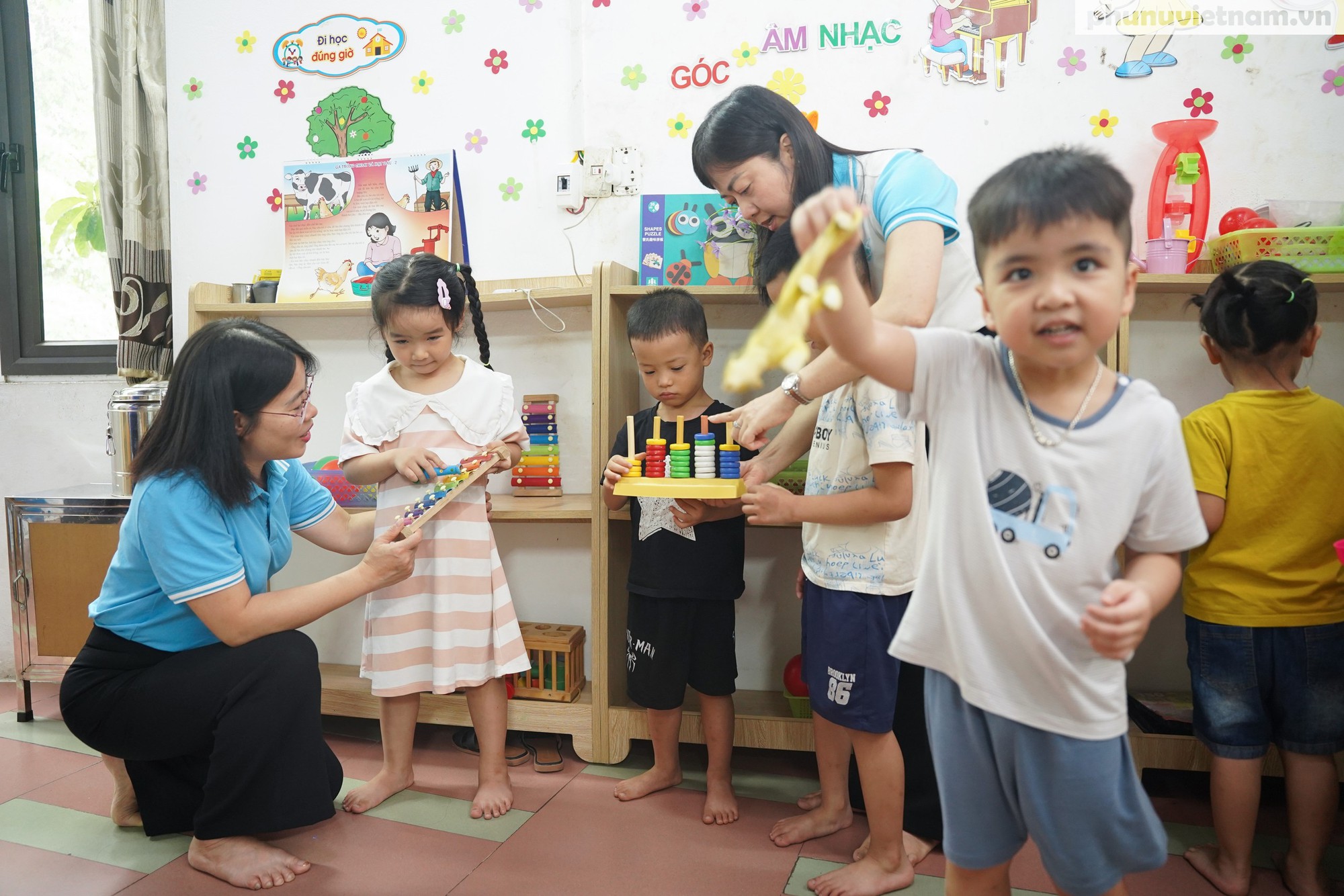 Trung ương Hội LHPN Việt Nam trao quà, động viên trẻ tự kỷ ở Bắc Ninh- Ảnh 1.
