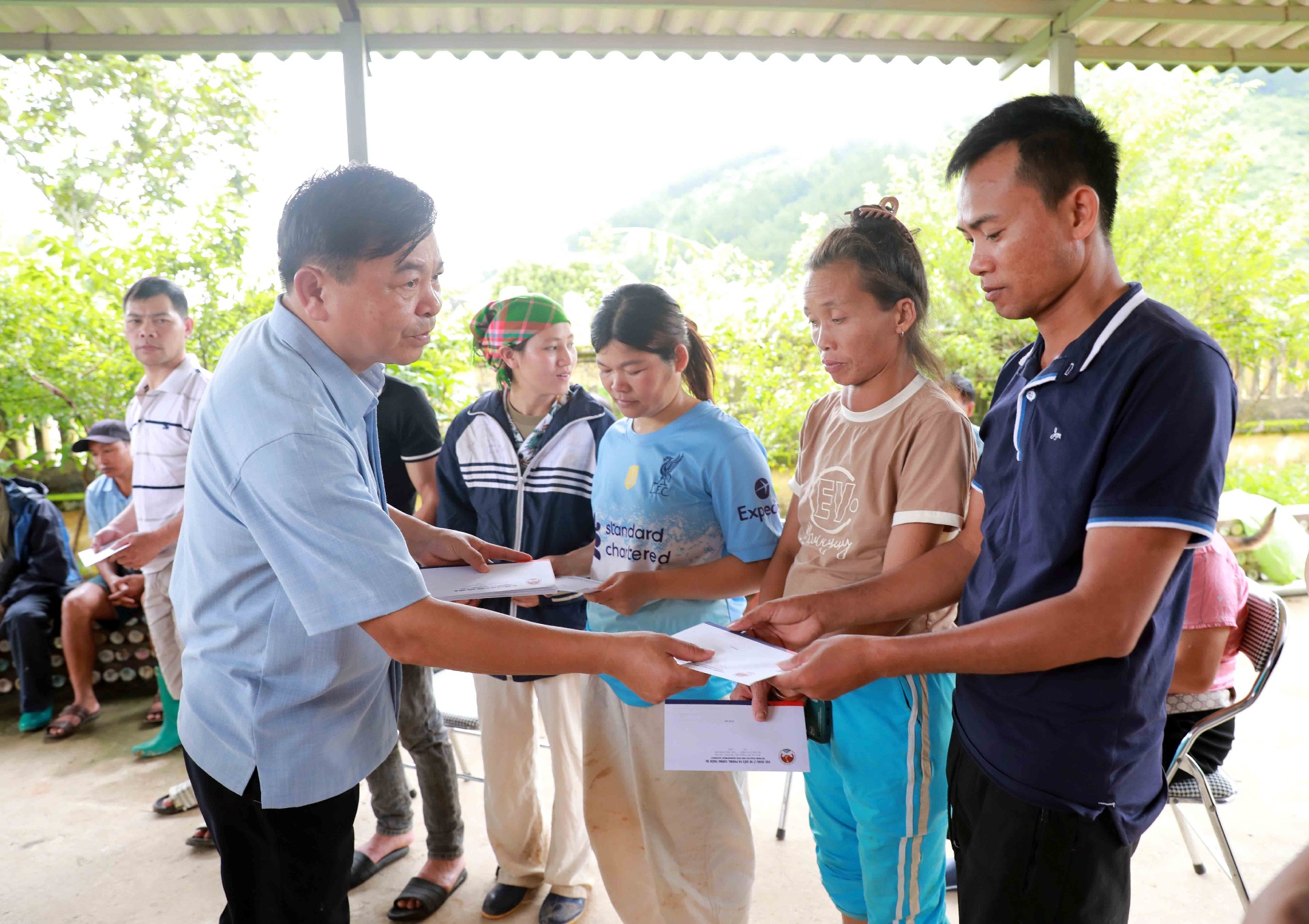 Tập trung mọi nguồn lực để sớm ổn định đời sống người dân vùng bị thiên tai ở xã Mường Than- Ảnh 5.