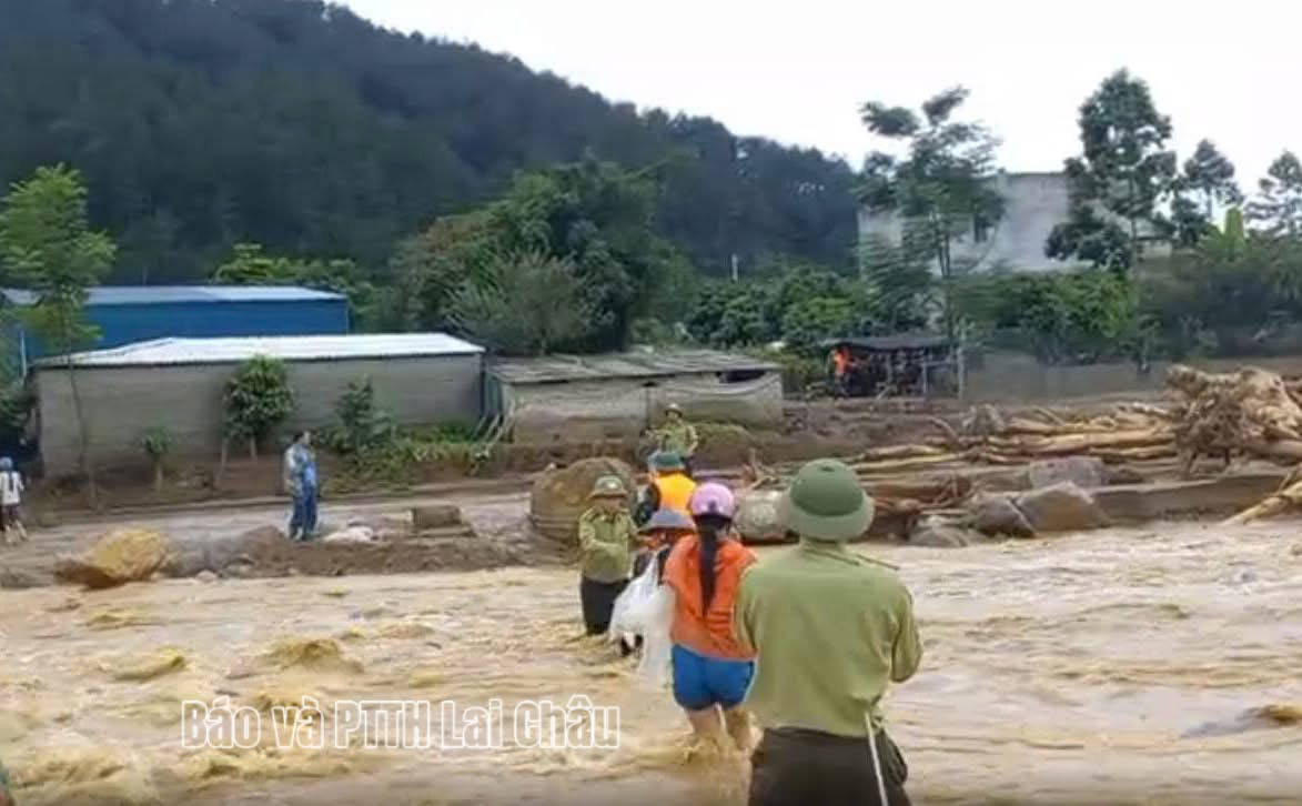 Kiểm lâm Lai Châu chung sức khắc phục hậu quả mưa lũ, giúp Nhân dân sớm ổn định cuộc sống- Ảnh 3.