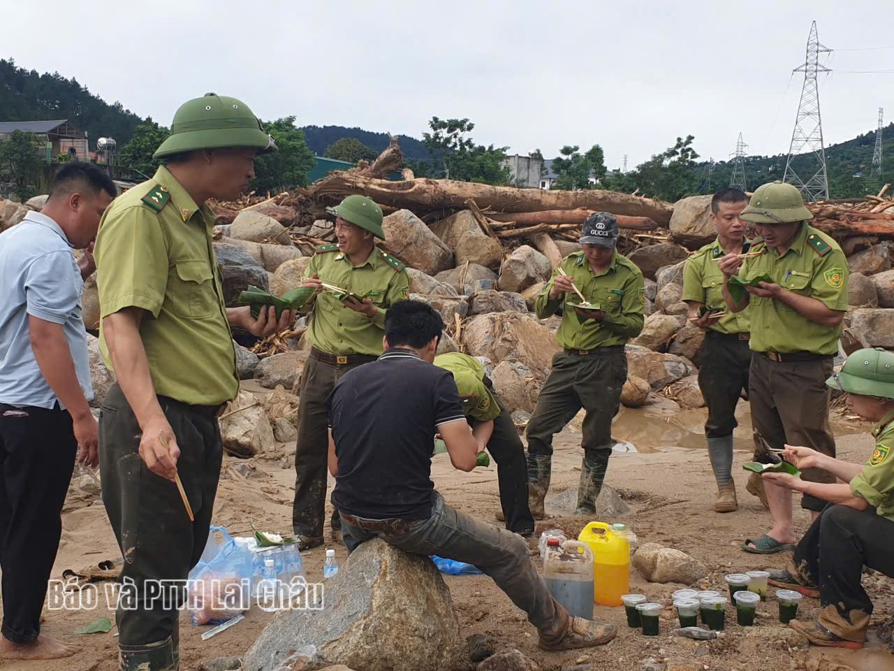 Kiểm lâm Lai Châu chung sức khắc phục hậu quả mưa lũ, giúp Nhân dân sớm ổn định cuộc sống- Ảnh 2.