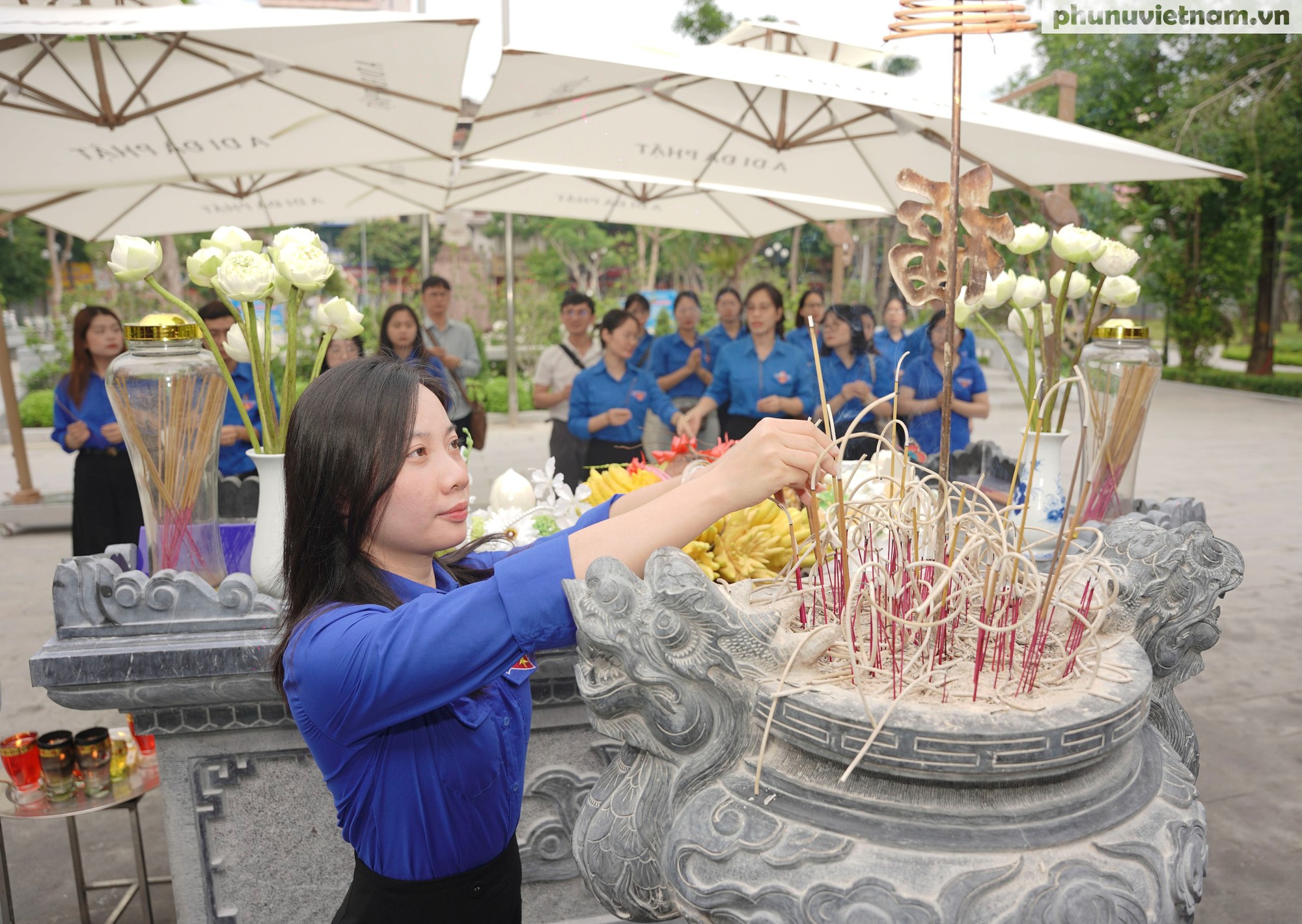 Đoàn Thanh niên TƯ Hội LHPN Việt Nam dâng hương tại Tượng đài Anh hùng, liệt sĩ Võ Thị Sáu - Ảnh 1.