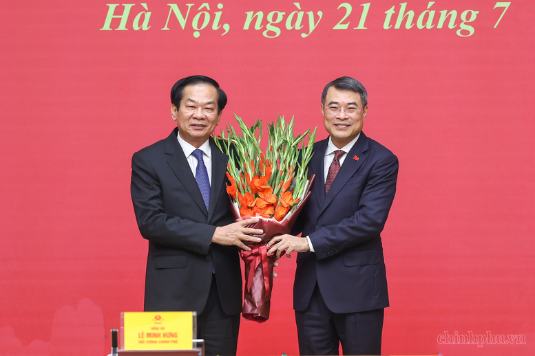 Thủ tướng trao quyết định giao Quyền Bộ trưởng Bộ Nội vụ và bổ nhiệm Thứ trưởng Thường trực Bộ Dân tộc và Tôn giáo- Ảnh 3.