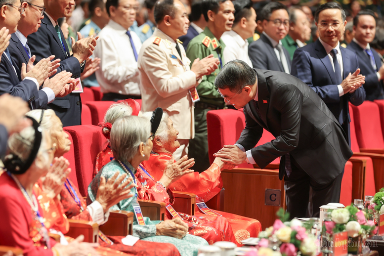 Thủ tướng phát động "Phong trào đẩy mạnh chăm lo người có công với cách mạng" - Ảnh 2.