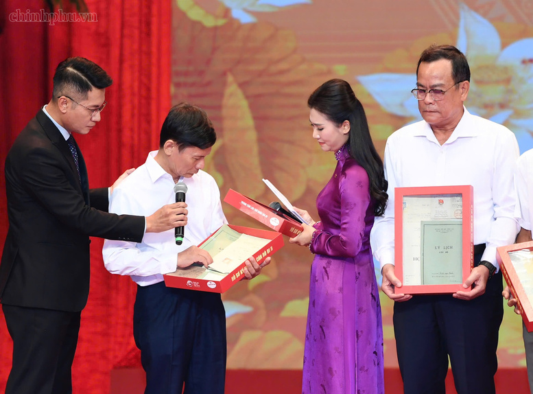 Thủ tướng phát động "Phong trào đẩy mạnh chăm lo người có công với cách mạng" - Ảnh 9.