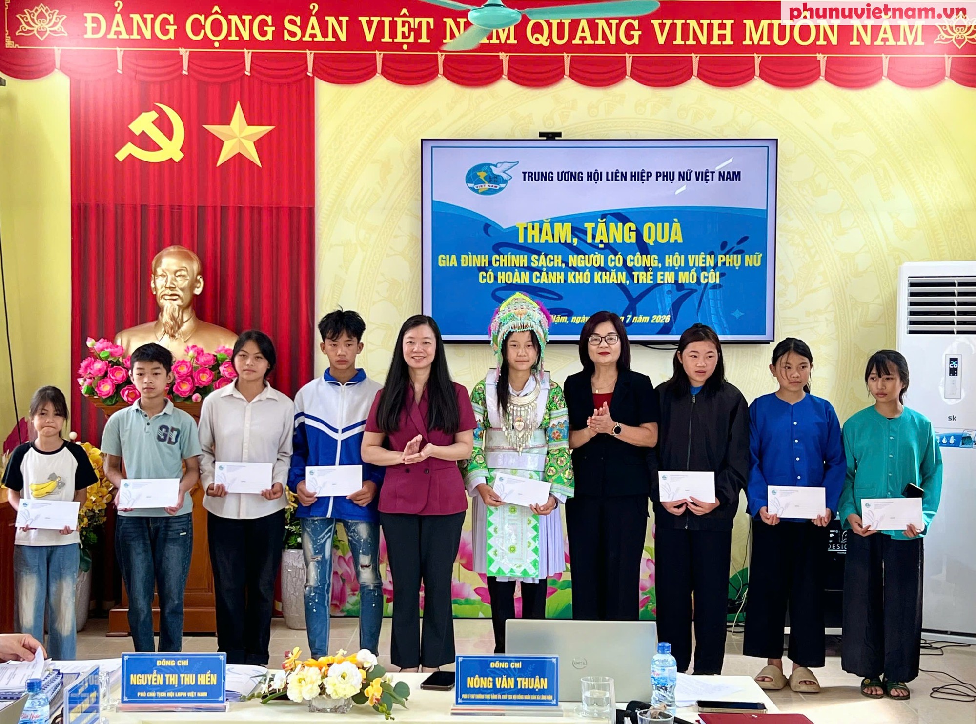 Phó Chủ tịch Hội LHPN Việt Nam Nguyễn Thị Thu Hiền thăm, tặng quà gia đình chính sách tại tỉnh Cao Bằng - Ảnh 2.