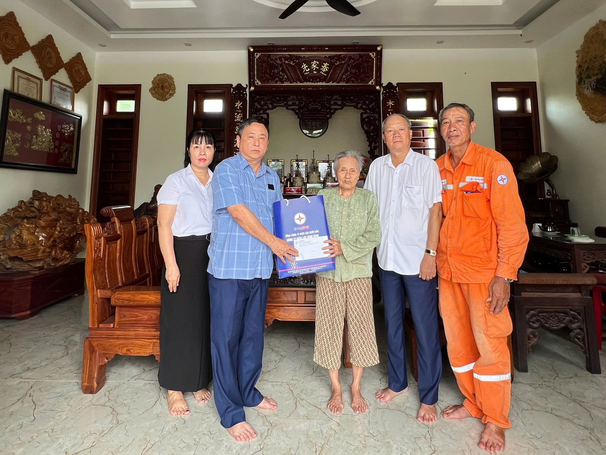 EVNNPC lan tỏa truyền thống "Uống nước nhớ nguồn" bằng những việc làm thiết thực - Ảnh 14.