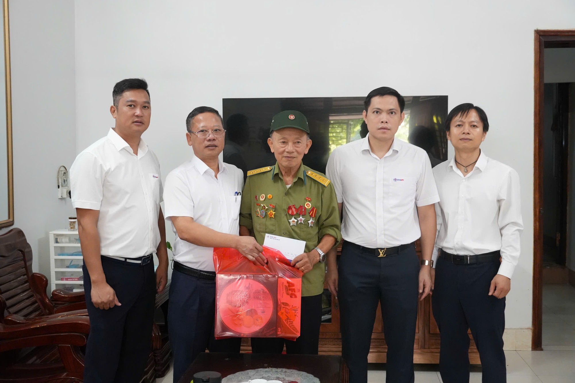 EVNNPC lan tỏa truyền thống "Uống nước nhớ nguồn" bằng những việc làm thiết thực - Ảnh 17.