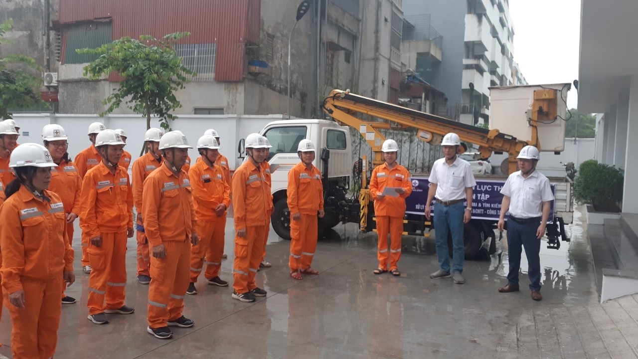 EVNNPC chủ động bảo vệ sức khỏe người lao động trong mùa mưa bão - Ảnh 2.