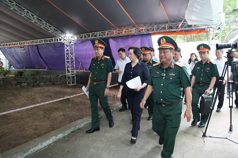 Phó Thủ tướng Phạm Thị Thanh Trà kiểm tra công tác chuẩn bị Lễ triển khai tìm kiếm, quy tập hài cốt liệt sĩ tại Công viên Lê Thị Riêng- Ảnh 2.