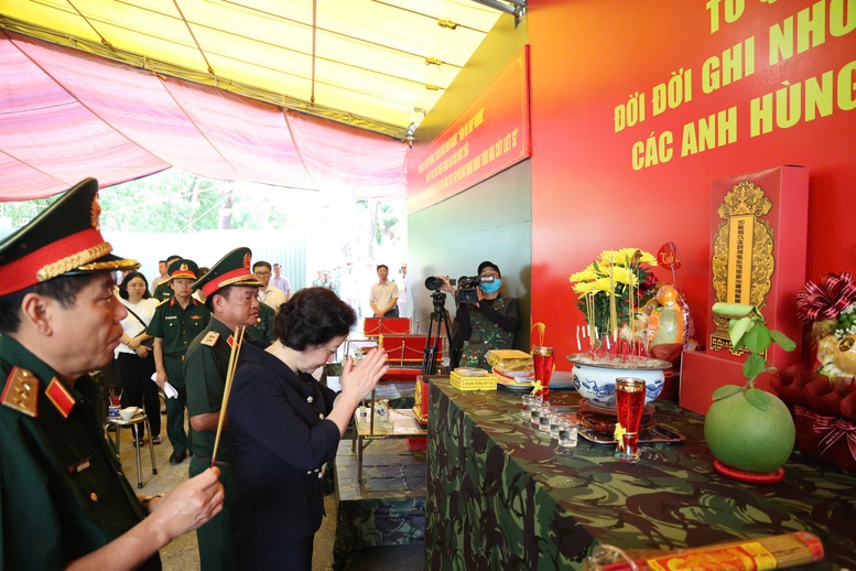 Phó Thủ tướng Phạm Thị Thanh Trà kiểm tra công tác chuẩn bị Lễ triển khai tìm kiếm, quy tập hài cốt liệt sĩ tại Công viên Lê Thị Riêng- Ảnh 4.