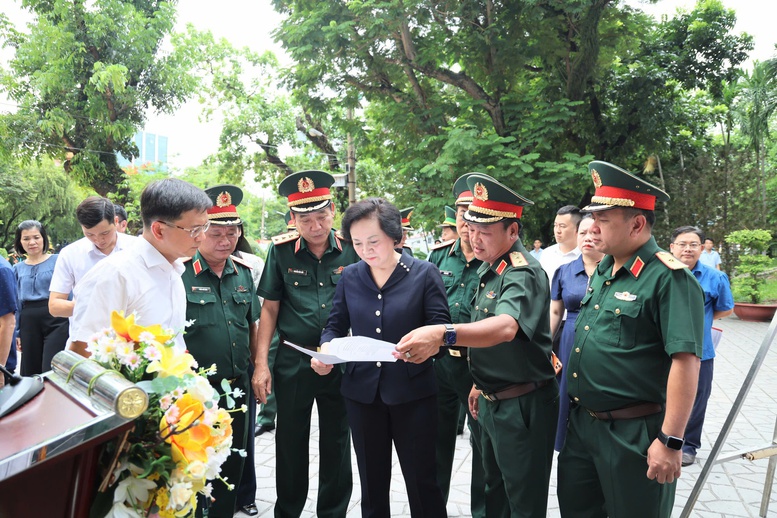 Phó Thủ tướng Phạm Thị Thanh Trà kiểm tra công tác chuẩn bị Lễ triển khai tìm kiếm, quy tập hài cốt liệt sĩ tại Công viên Lê Thị Riêng- Ảnh 1.