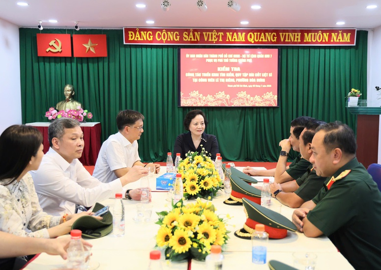 Phó Thủ tướng Phạm Thị Thanh Trà kiểm tra công tác chuẩn bị Lễ triển khai tìm kiếm, quy tập hài cốt liệt sĩ tại Công viên Lê Thị Riêng- Ảnh 5.