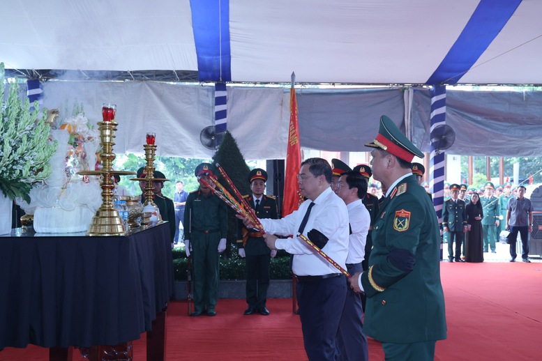 Phó Thủ tướng Thường trực Phạm Gia Túc dự Lễ viếng, truy điệu và an táng hài cốt liệt sĩ tại Tây Ninh- Ảnh 6.