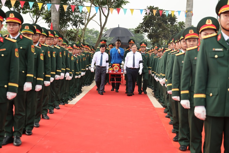 Phó Thủ tướng Thường trực Phạm Gia Túc dự Lễ viếng, truy điệu và an táng hài cốt liệt sĩ tại Tây Ninh- Ảnh 5.