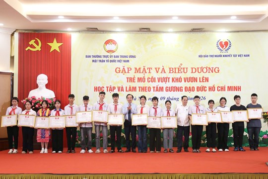Gặp mặt và biểu dương 170 trẻ mồ côi vượt khó vươn lên- Ảnh 7.