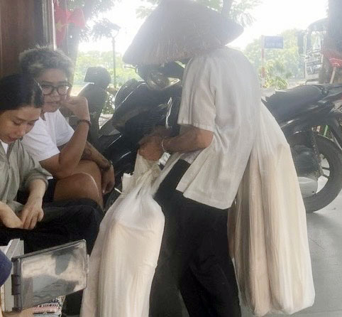 90 tuổi vẫn rong ruổi mưu sinh - Ảnh 1.