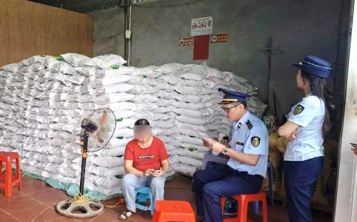 Khởi tố 2 phụ nữ sản xuất, buôn bán gạo giả thương hiệu “Gạo Séng Cù Mường Khương”- Ảnh 1.
