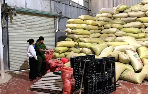 Khởi tố 2 phụ nữ sản xuất, buôn bán gạo giả thương hiệu “Gạo Séng Cù Mường Khương”- Ảnh 2.