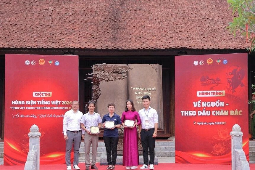 Young Overseas Vietnamese Strengthen Ties to Their Roots in Visiting President Ho Chi Minh's Hometown - Ảnh 1.