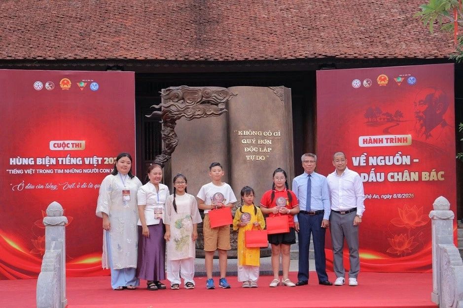 Young Overseas Vietnamese Strengthen Ties to Their Roots in Visiting President Ho Chi Minh's Hometown - Ảnh 2.
