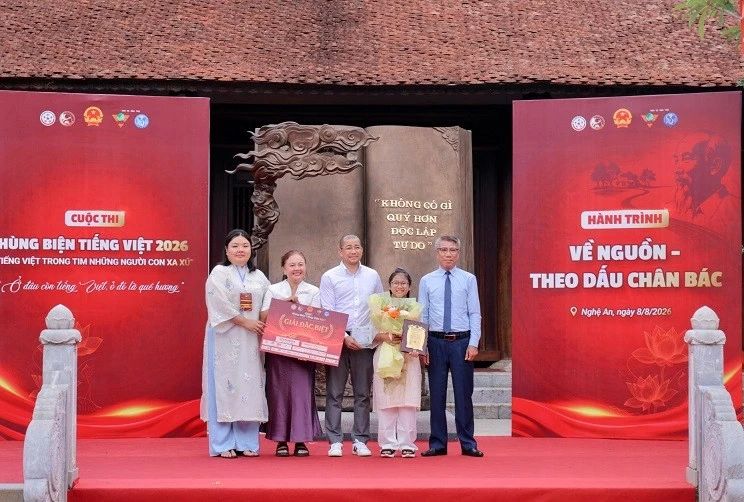 Young Overseas Vietnamese Strengthen Ties to Their Roots in Visiting President Ho Chi Minh's Hometown - Ảnh 3.