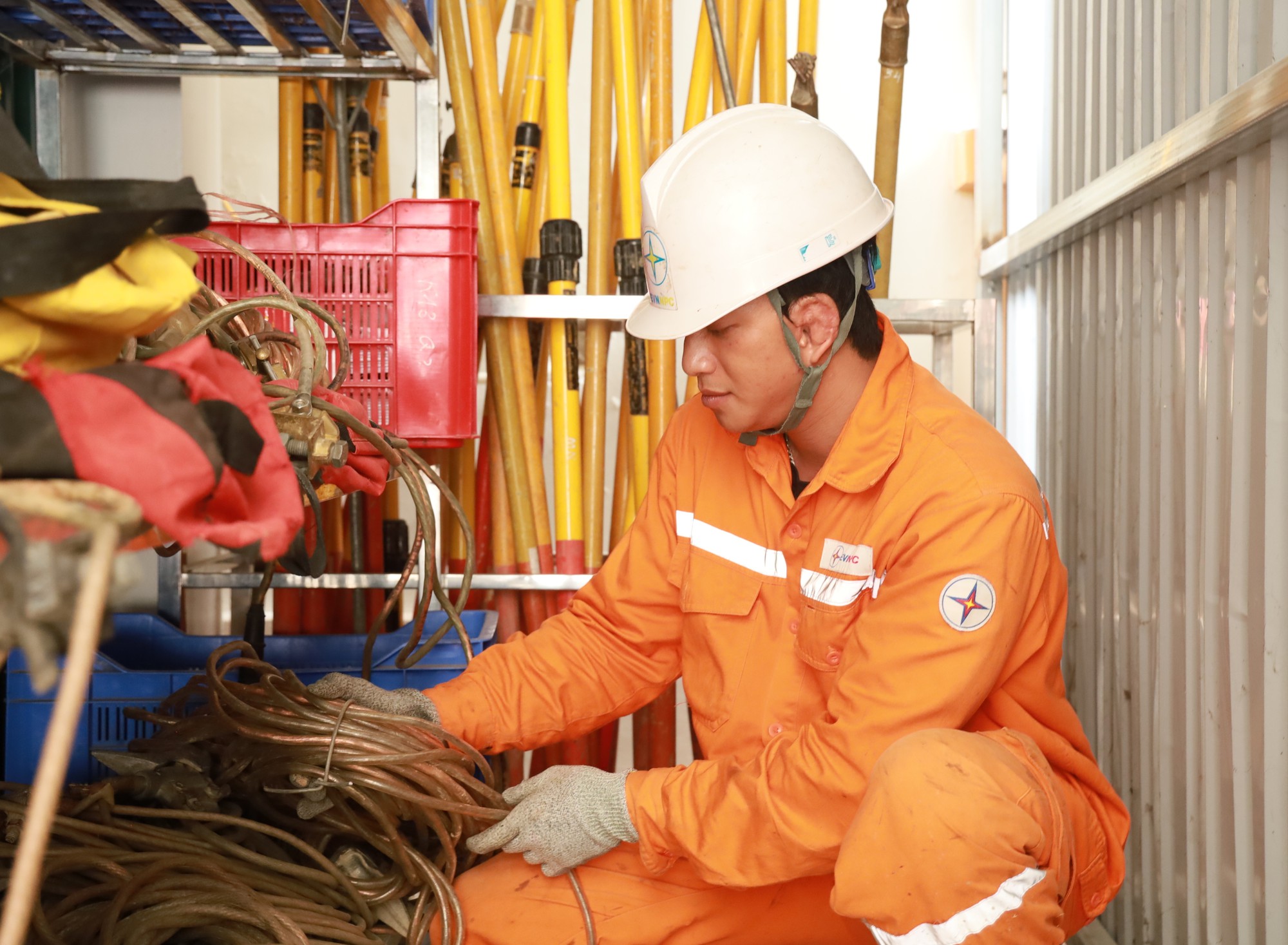 Điện lực miền Bắc tăng cường “lá chắn” an toàn trong mùa mưa bão- Ảnh 4.