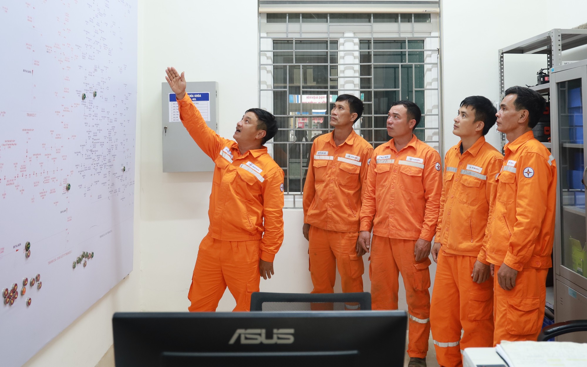 Điện lực miền Bắc tăng cường “lá chắn” an toàn trong mùa mưa bão- Ảnh 3.