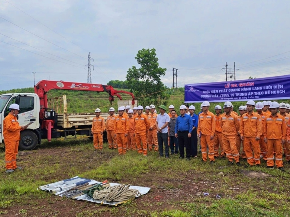 Điện lực miền Bắc tăng cường “lá chắn” an toàn trong mùa mưa bão- Ảnh 1.