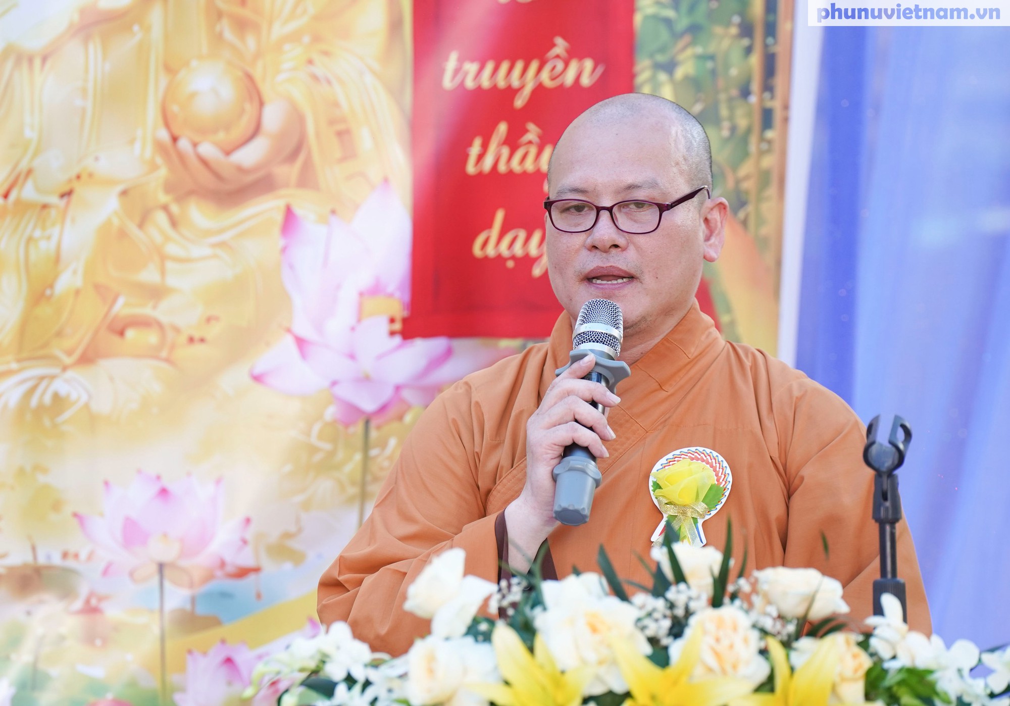 Học sinh xúc động với nghi thức bông hồng cài áo trong lễ Vu Lan- Ảnh 2.