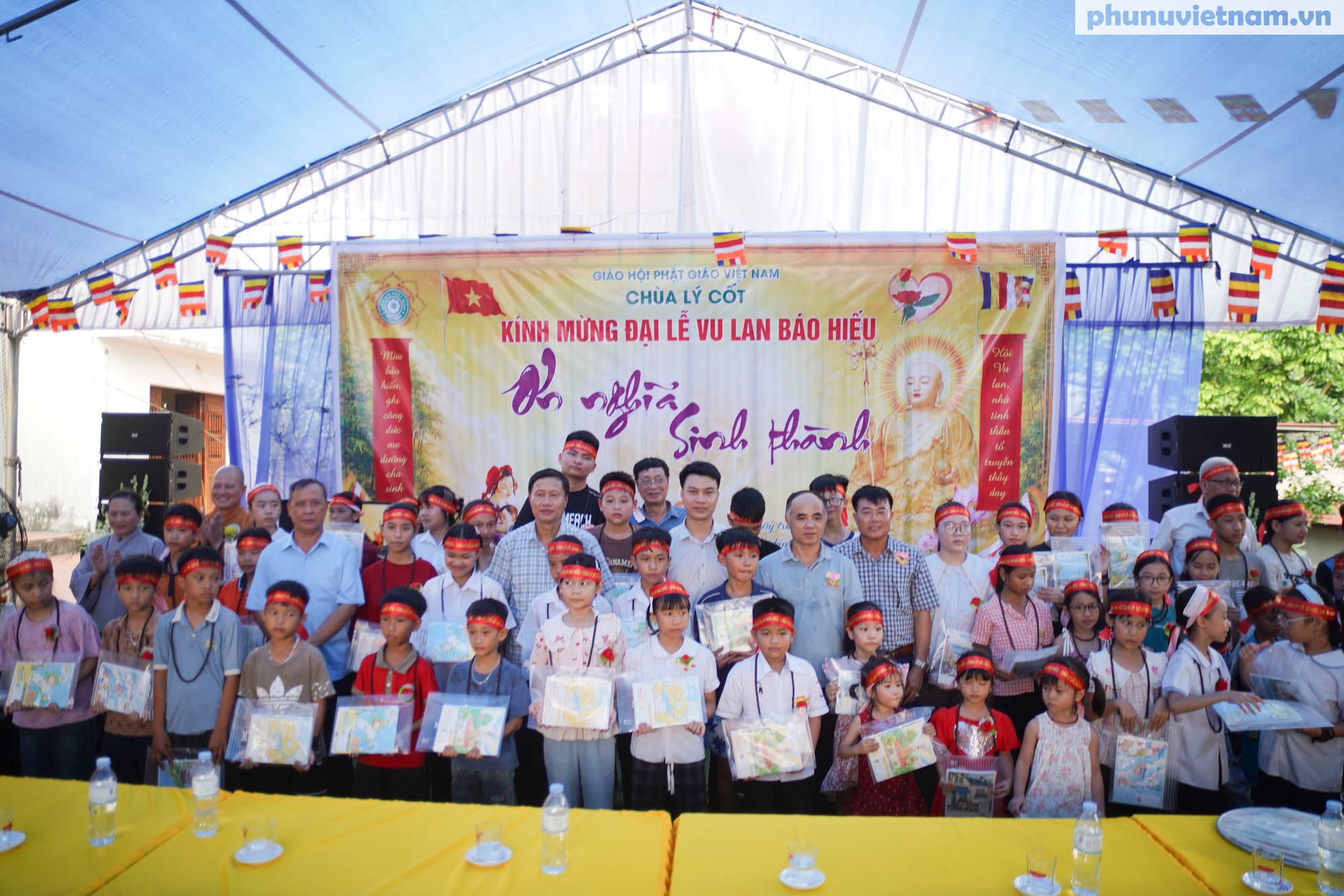 Học sinh xúc động với nghi thức bông hồng cài áo trong lễ Vu Lan- Ảnh 13.