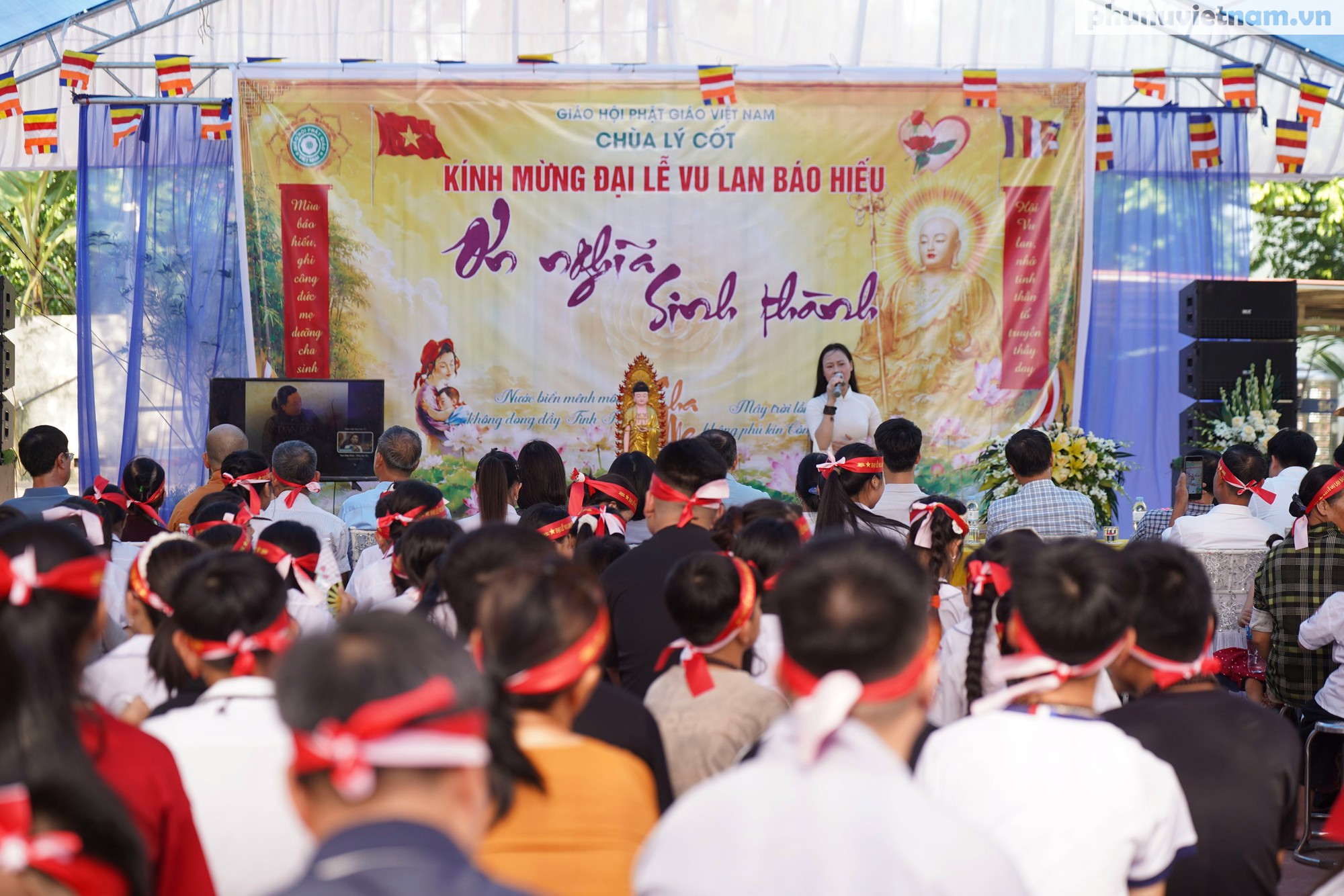 Học sinh xúc động với nghi thức bông hồng cài áo trong lễ Vu Lan- Ảnh 14.