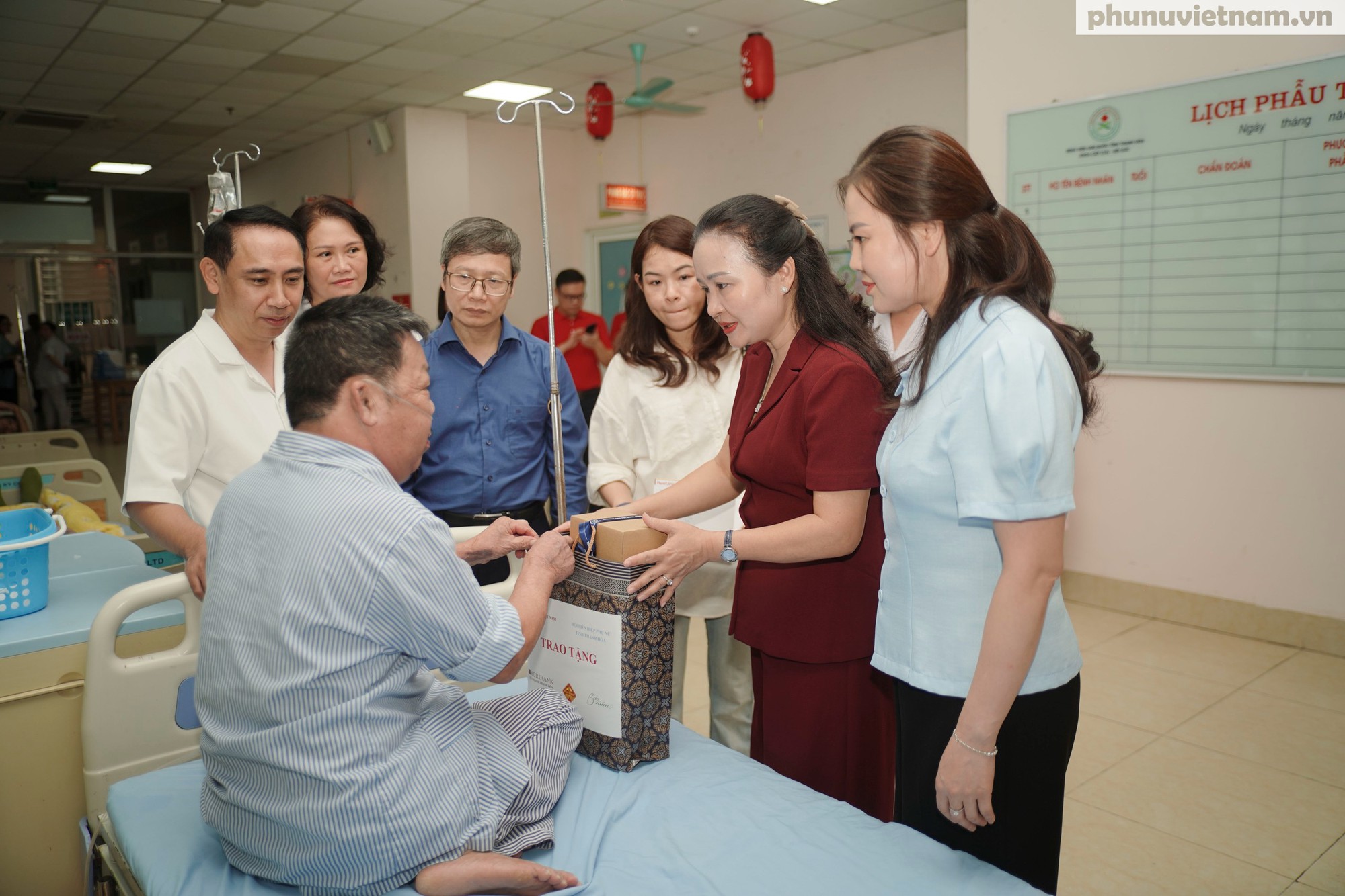 Báo Phụ nữ Việt Nam trao tặng 50 suất quà cho bệnh nhân ung thư hoàn cảnh khó khăn- Ảnh 9.