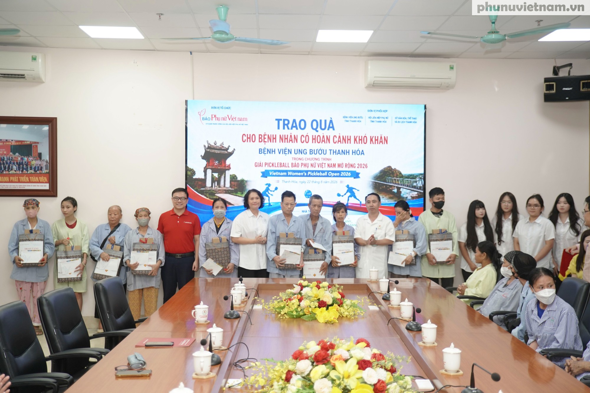Báo Phụ nữ Việt Nam trao tặng 50 suất quà cho bệnh nhân ung thư hoàn cảnh khó khăn- Ảnh 4.