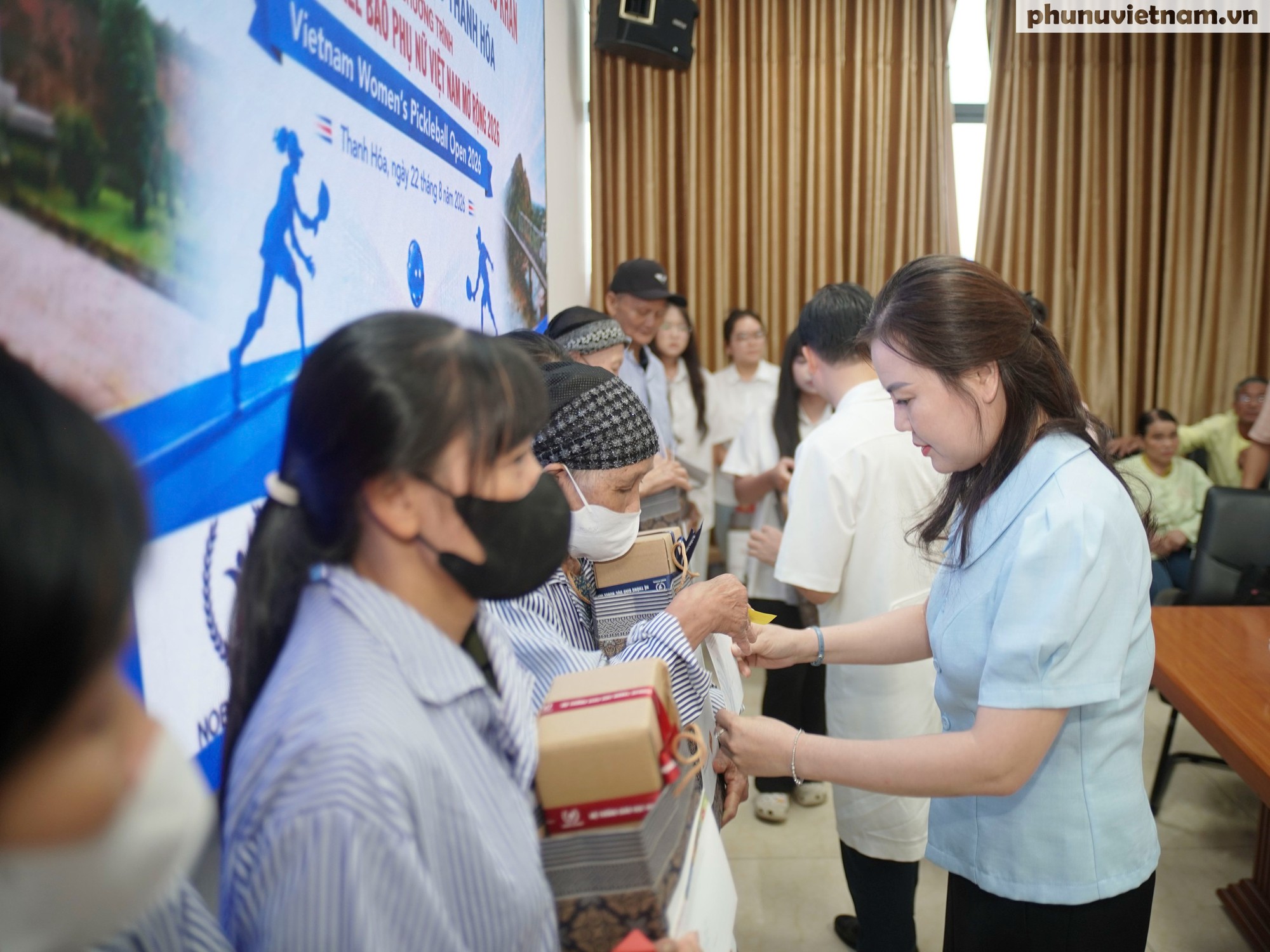 Báo Phụ nữ Việt Nam trao tặng 50 suất quà cho bệnh nhân ung thư hoàn cảnh khó khăn- Ảnh 5.