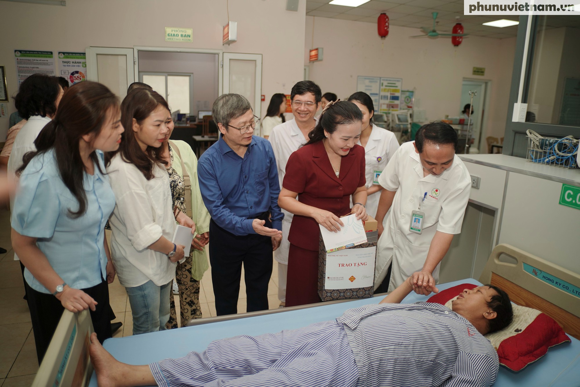 Báo Phụ nữ Việt Nam trao tặng 50 suất quà cho bệnh nhân ung thư hoàn cảnh khó khăn- Ảnh 8.