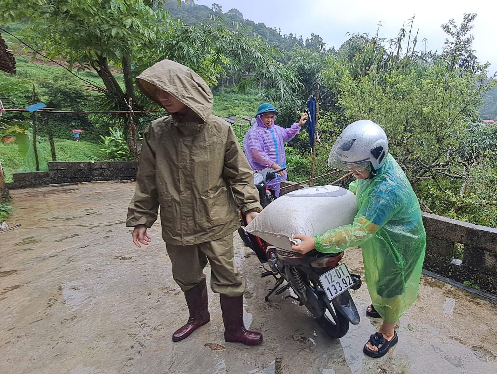 Hội LHPN Lạng Sơn sát cánh cùng người dân vượt qua mưa lũ do bão số 4- Ảnh 3.