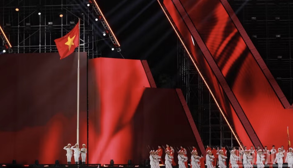Hàng vạn người đứng trong mưa hát Quốc ca tại chương trình “Tổ quốc trong tim 2026”- Ảnh 1.