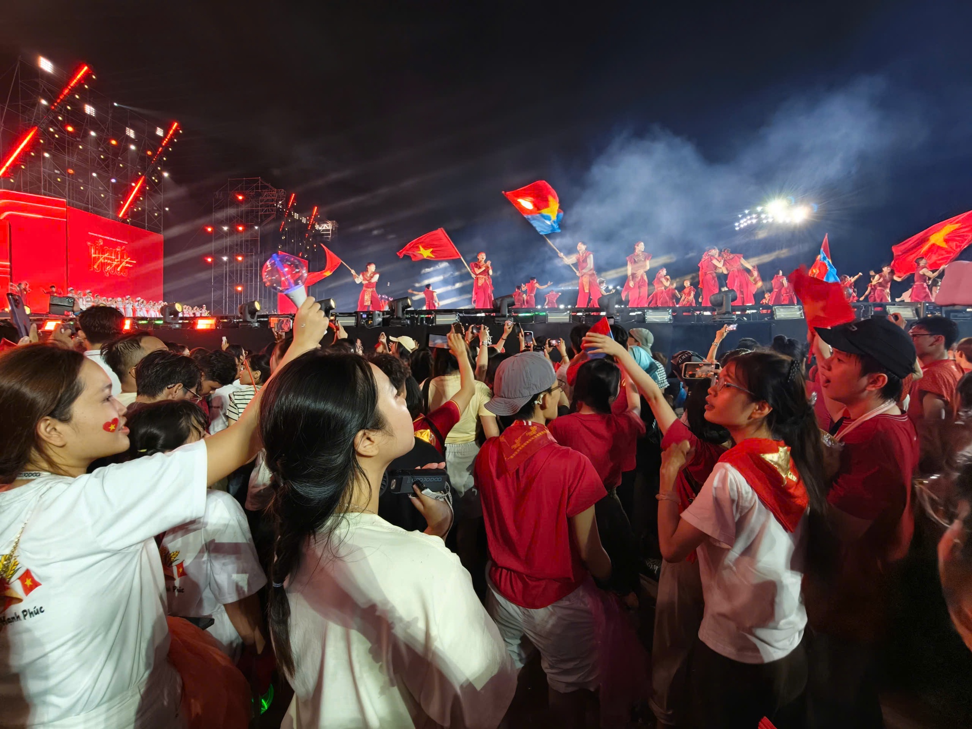Hàng vạn người đứng trong mưa hát Quốc ca tại chương trình “Tổ quốc trong tim 2026”- Ảnh 6.