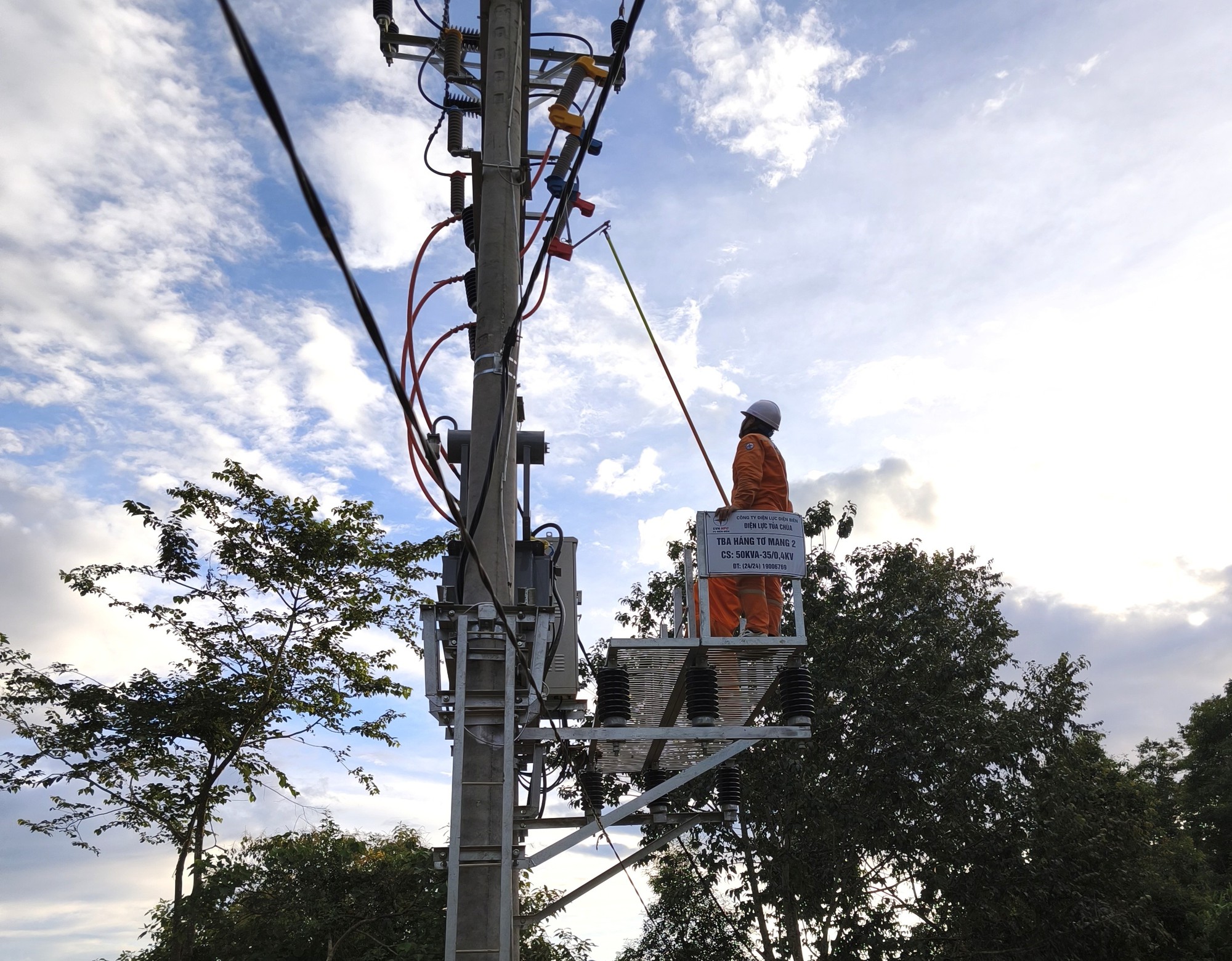 Điện lực Tủa Chùa đóng điện 3 trạm biến áp phục vụ nhân dân đón Tết Độc lập - Ảnh 1.