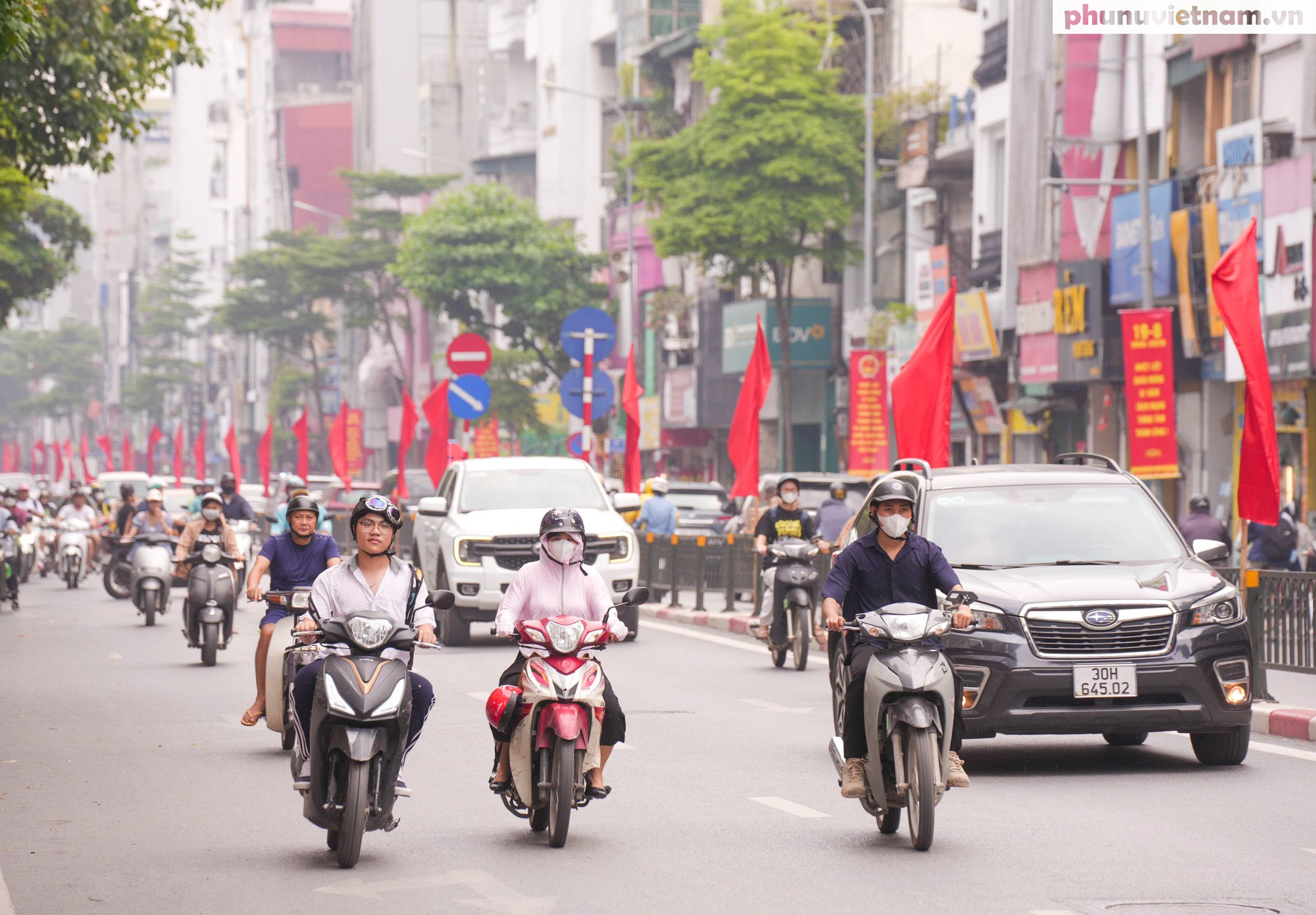 Phố phường Hà Nội rực rỡ cờ hoa chào mừng Quốc khánh 2/9- Ảnh 1.