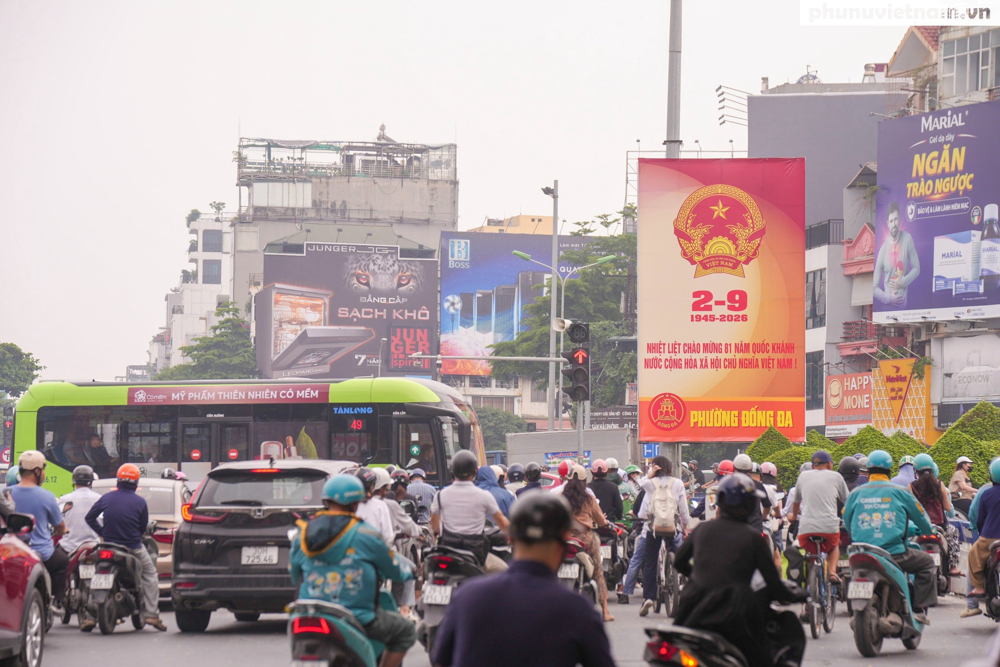 Phố phường Hà Nội rực rỡ cờ hoa chào mừng Quốc khánh 2/9- Ảnh 3.