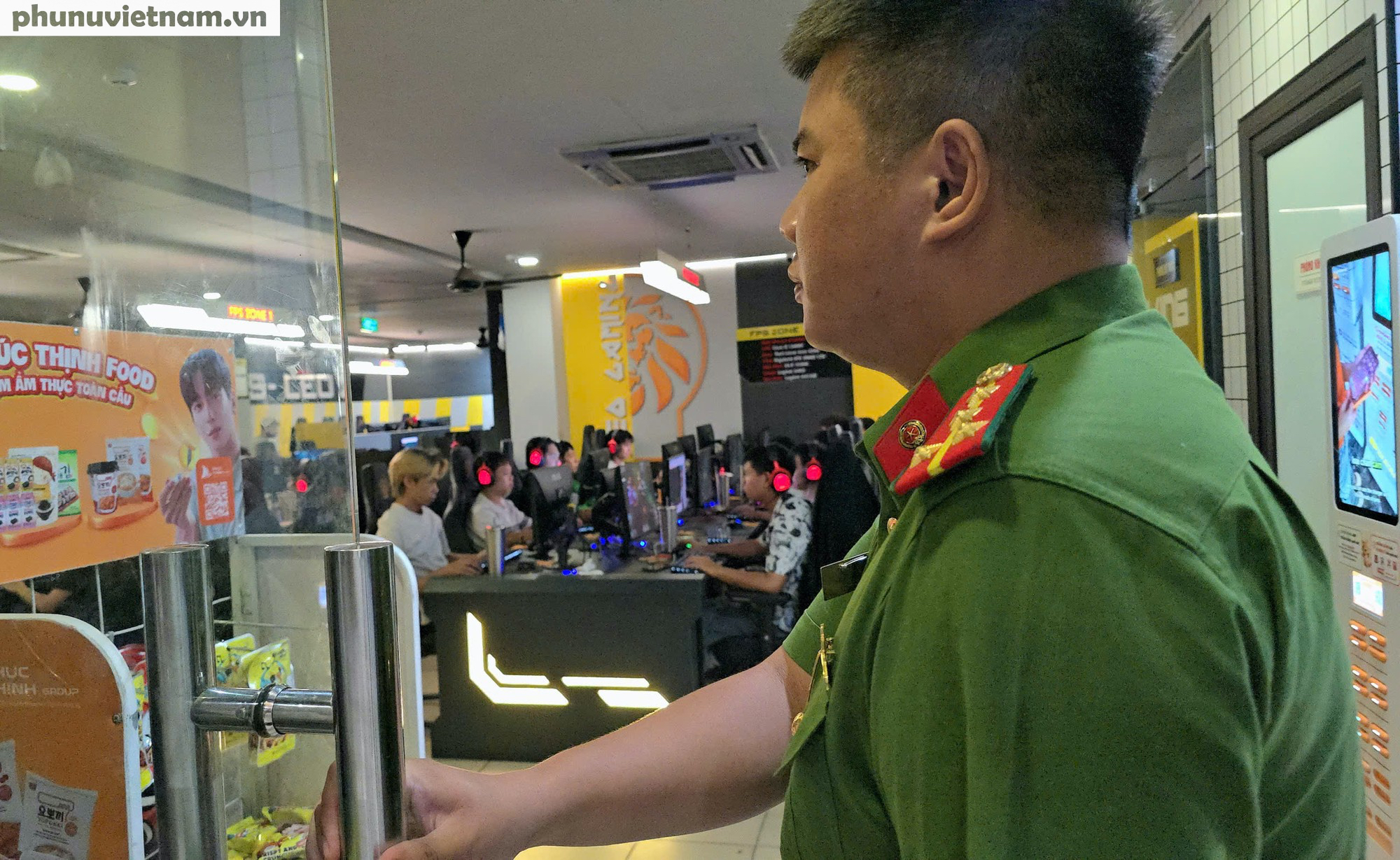 Công an Hà Nội kiểm tra, xử lý hàng loạt quán game hoạt động đêm bất chấp lệnh cấm - Ảnh 9.