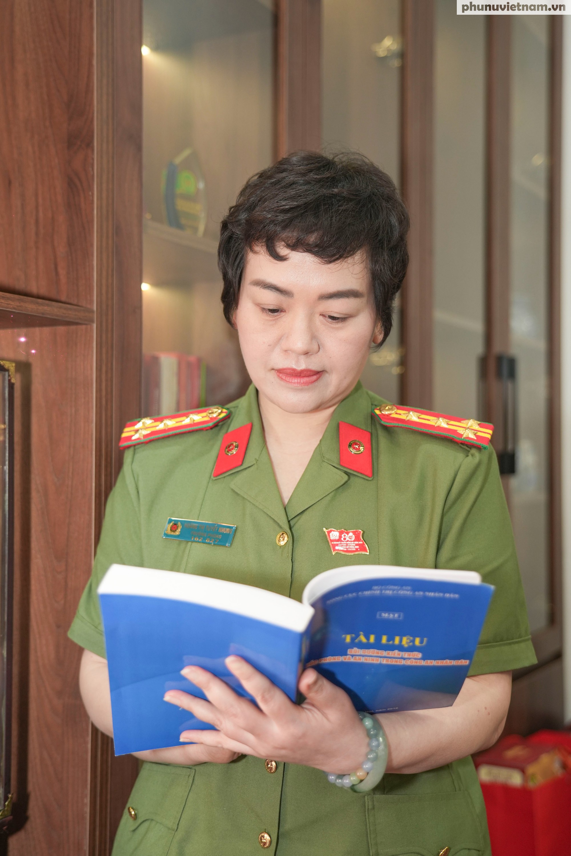 Nữ đại tá CAND viết tiếp truyền thống gia đình, trao ngọn lửa cống hiến cho thế hệ sau - Ảnh 1.