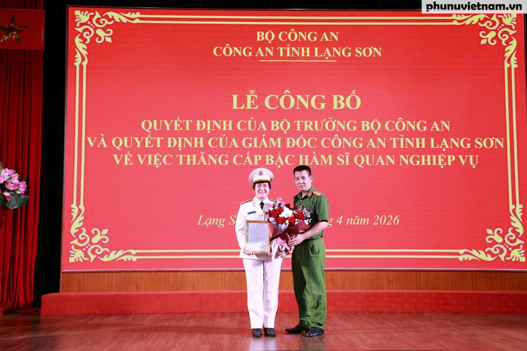 Nữ đại tá CAND viết tiếp truyền thống gia đình, trao ngọn lửa cống hiến cho thế hệ sau - Ảnh 2.