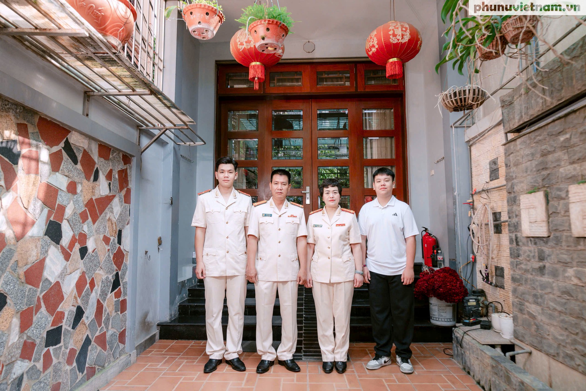 Nữ đại tá CAND viết tiếp truyền thống gia đình, trao ngọn lửa cống hiến cho thế hệ sau - Ảnh 4.