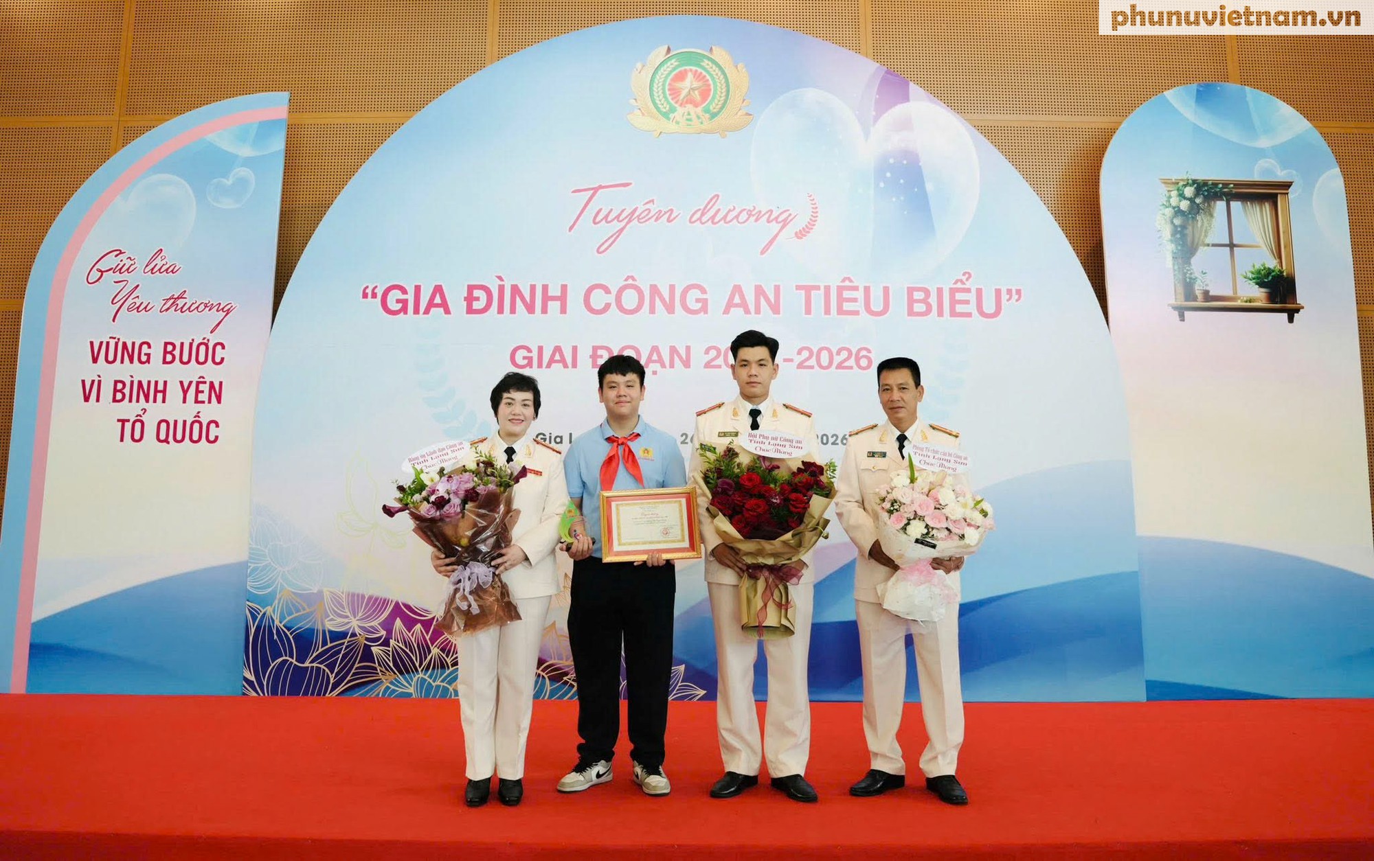 Nữ đại tá CAND viết tiếp truyền thống gia đình, trao ngọn lửa cống hiến cho thế hệ sau - Ảnh 5.